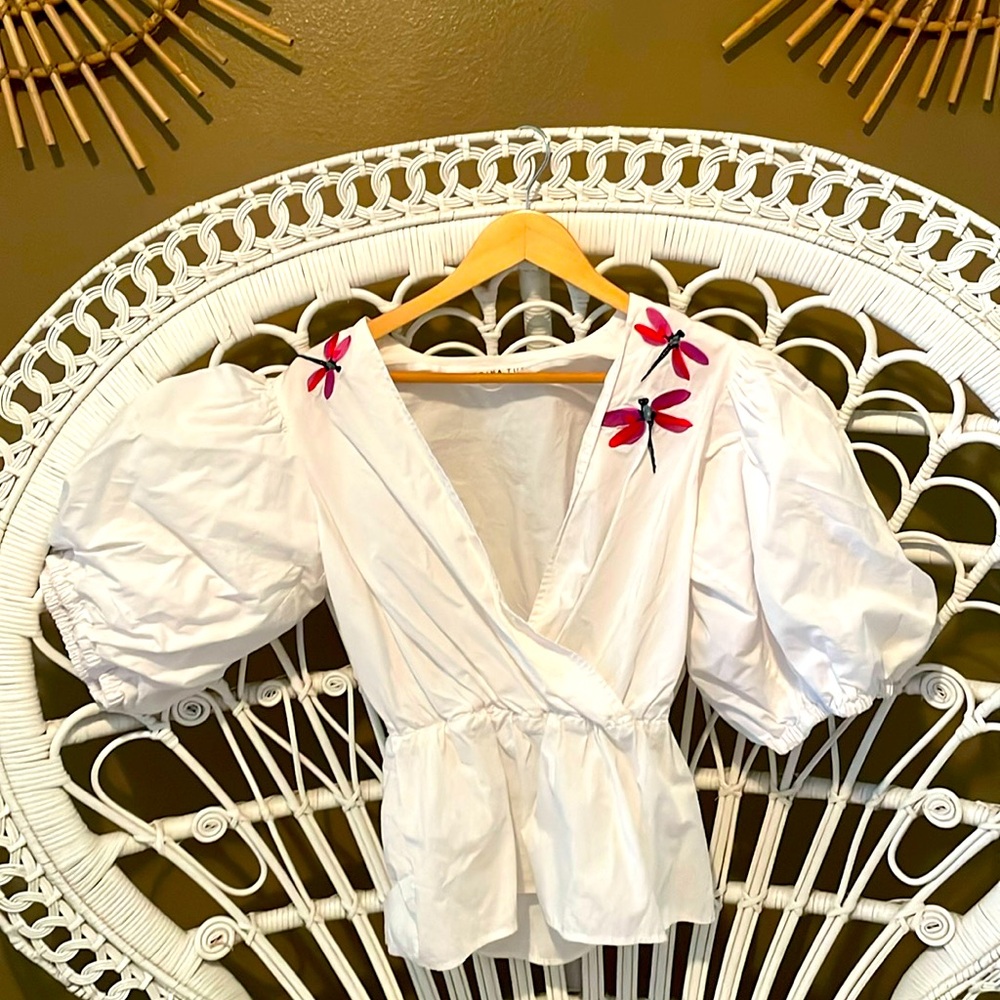 Size small Trina Turk white cotton blouson sleeved dragonfly embroidered shirt